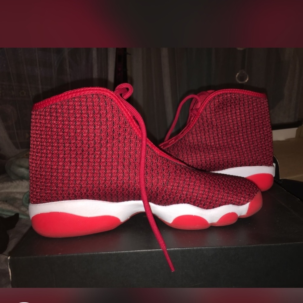 Red air jordan horizons